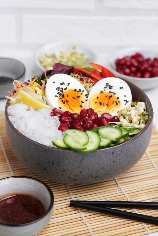 Frische Buddha Bowl mit knackigem Gemüse und Konjakreis