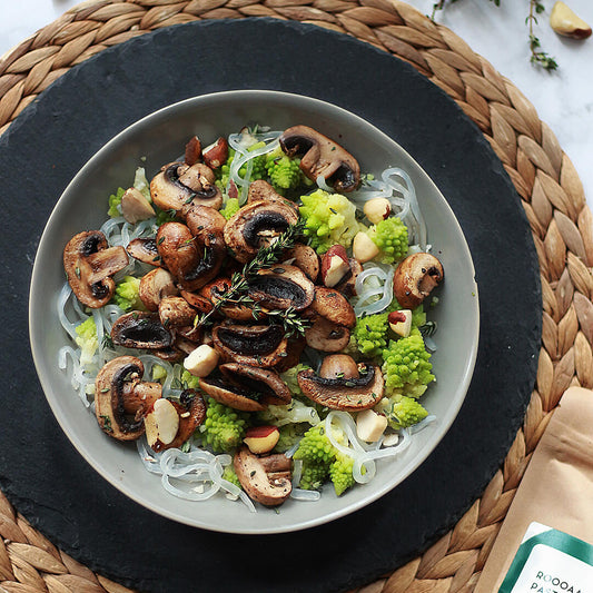 Gebratenes Romanesco - Champignon Gemüse mit Paranusskernen an Konjakpasta